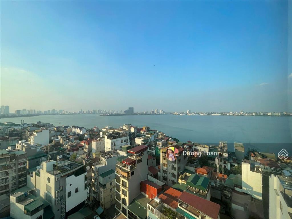 Chủ nhà cần bán căn hộ 3pn view trọn hồ tây.  em loan 0372 004 *** để xem nhà trực tiếp