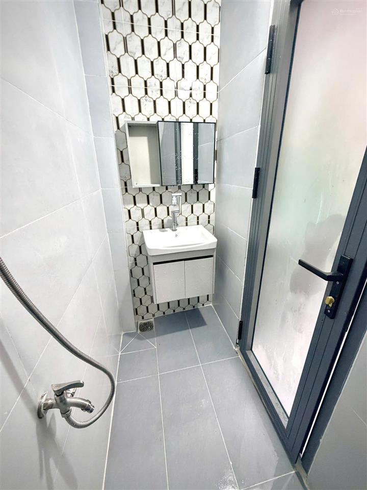 Bán nhà mới, vào ở ngay, hiện đại 1 trệt 2 lầu lạc long quân quận 11.