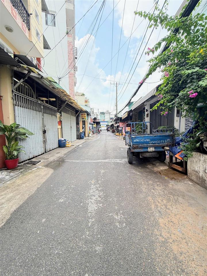Bán nhà riêng lê đình cẩn  quận bình tân đường rộng nở hậu, giá 3,2 tỷ