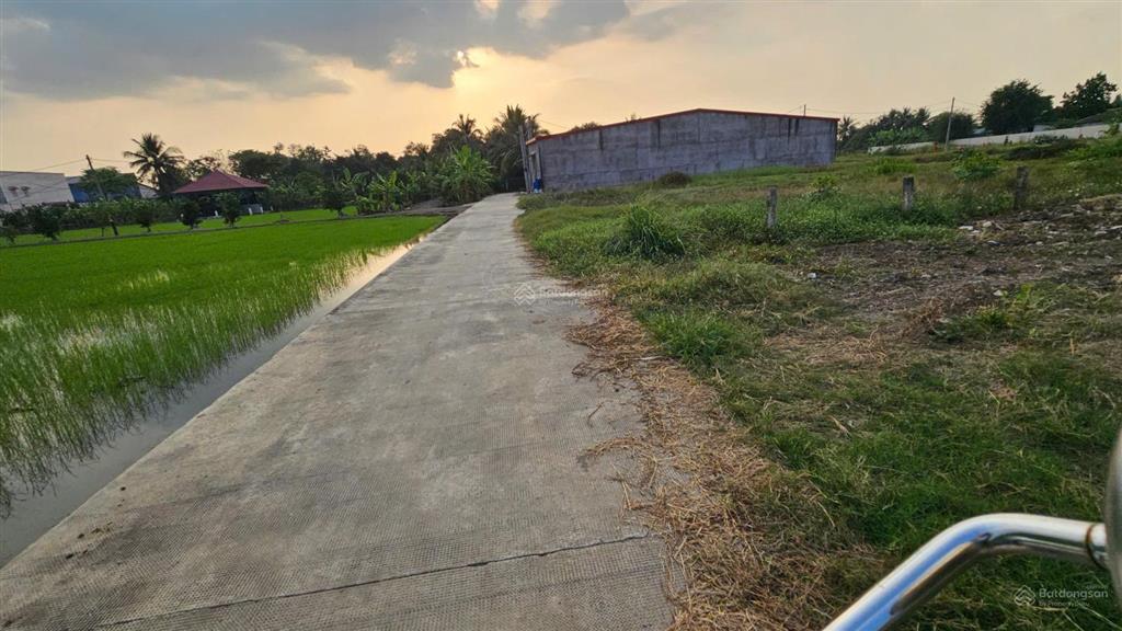 Bán gấp đất thổ cư đường bê tông, sổ đỏ sẵn, hướng đông, cách ql1a chỉ 1km, giá siêu tốt
