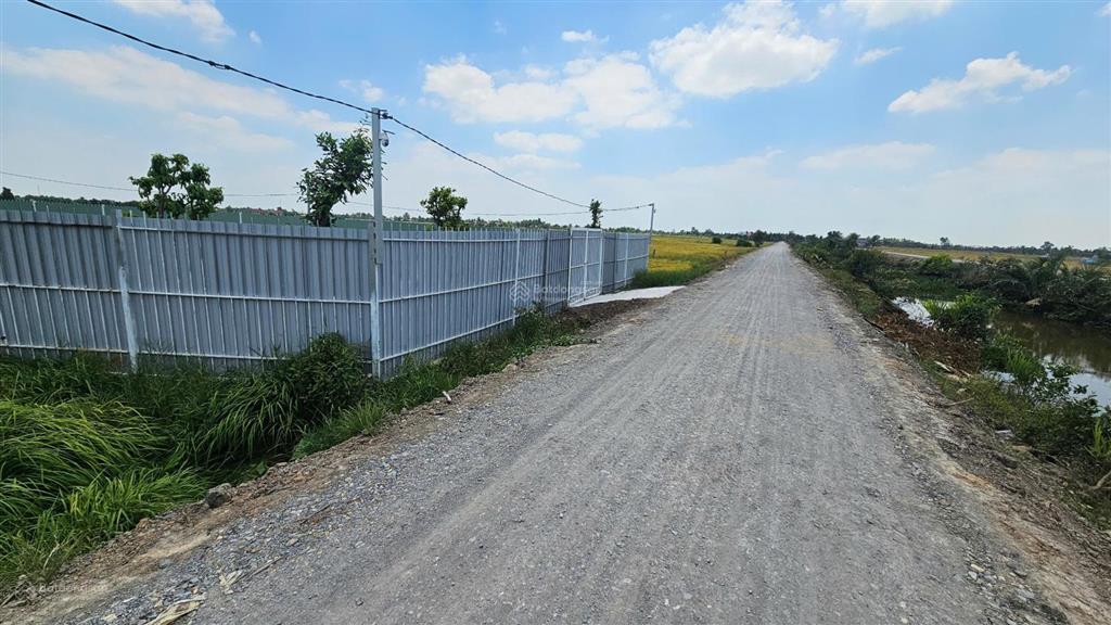Bán gấp lô đất 300m2, nhà vườn bên cạnh, gần chợ, view sống thoáng mát, thích hợp làm nghỉ dưỡng