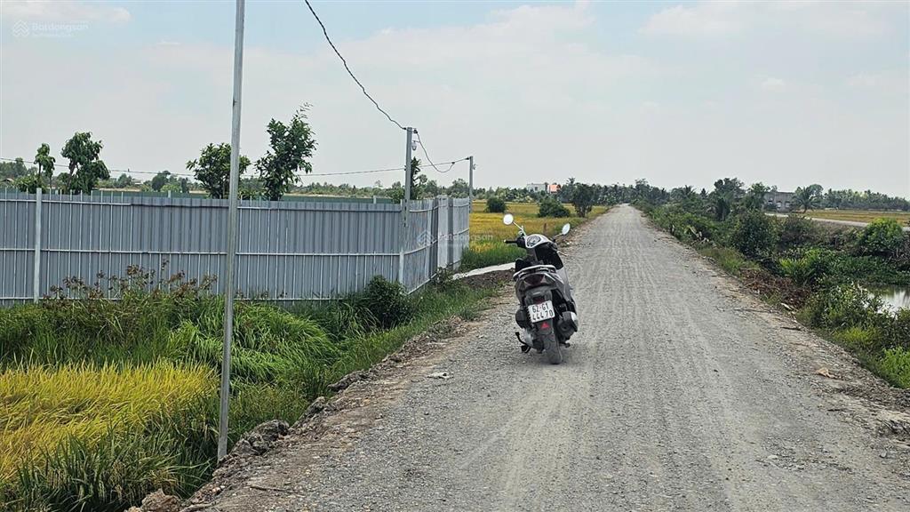 Bán gấp lô đất 300m2, nhà vườn bên cạnh, gần chợ, view sống thoáng mát, thích hợp làm nghỉ dưỡng