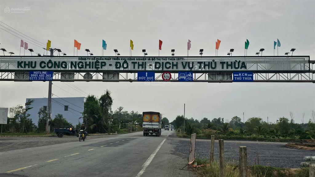 Bán gấp lô đất đẹp 2 mặt tiền 100m2, khu phức hợp trung thủ thừa, đất đô thị, sổ sẵn, chỉ 1tỷ650