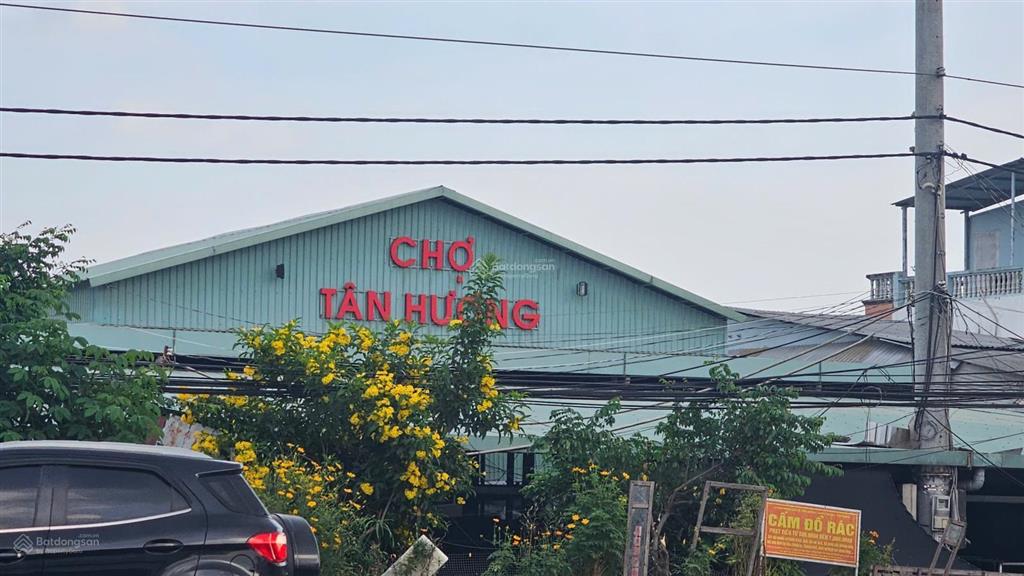 Bán đất tặng nhà cấp 4, sân rộng đậu ô tô, đủ tiện ích xung quanh, nở hậu