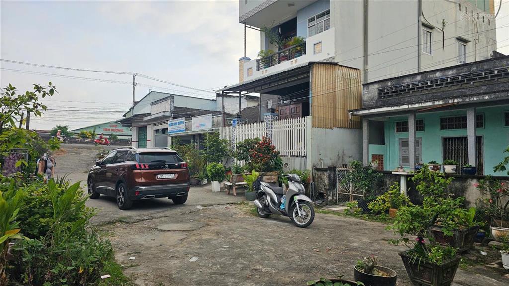 Bán đất tặng nhà cấp 4, sân rộng đậu ô tô, đủ tiện ích xung quanh, nở hậu