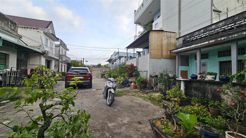 Bán đất tặng nhà cấp 4, sân rộng đậu ô tô, đủ tiện ích xung quanh, nở hậu