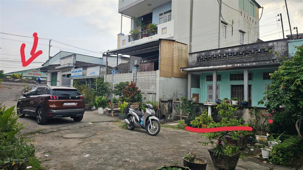 Bán đất tặng nhà cấp 4, sân rộng đậu ô tô, đủ tiện ích xung quanh, nở hậu