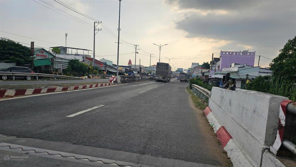 Bán đất tặng nhà cấp 4, sân rộng đậu ô tô, đủ tiện ích xung quanh, nở hậu