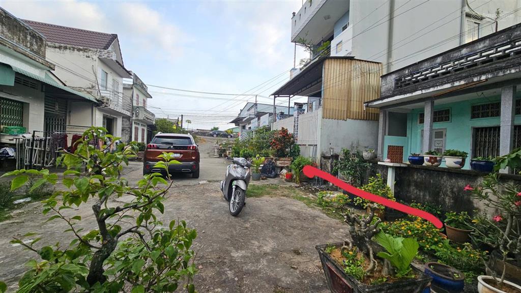 Bán đất tặng nhà cấp 4, sân rộng đậu ô tô, đủ tiện ích xung quanh, nở hậu