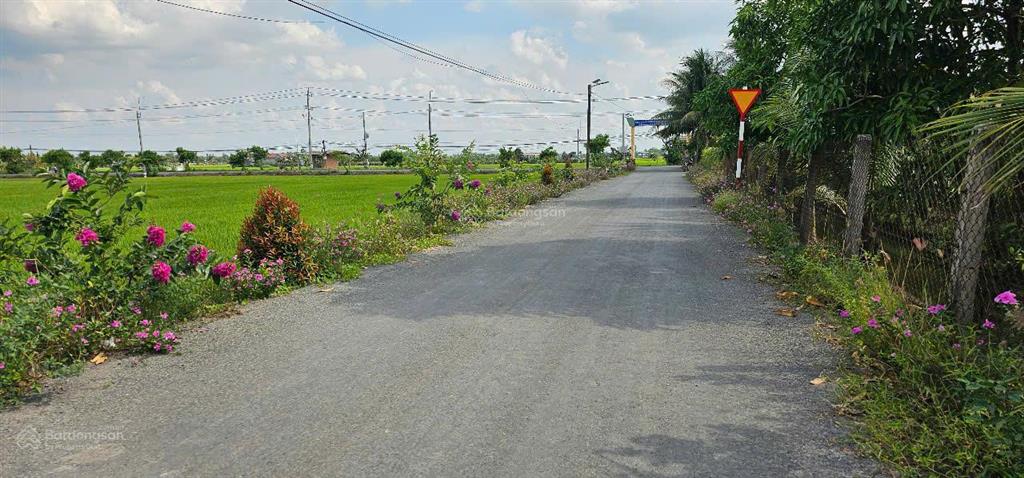 Bán đất vị trí đẹp mặt tiền, nền cao ráo, khu dân cư hiện hữu, sổ hồng riêng, chỉ 500 triệu/nền