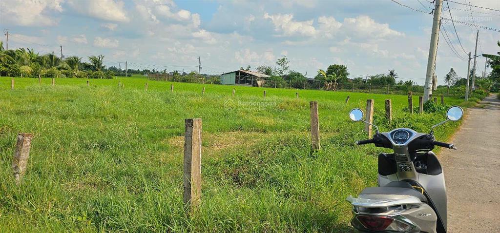 Bán đất vị trí đẹp mặt tiền, nền cao ráo, khu dân cư hiện hữu, sổ hồng riêng, chỉ 500 triệu/nền