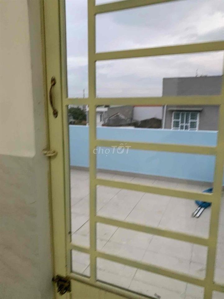 Nhà đẹp cần bán, khu thoáng mát gần bờ sông và không ngập