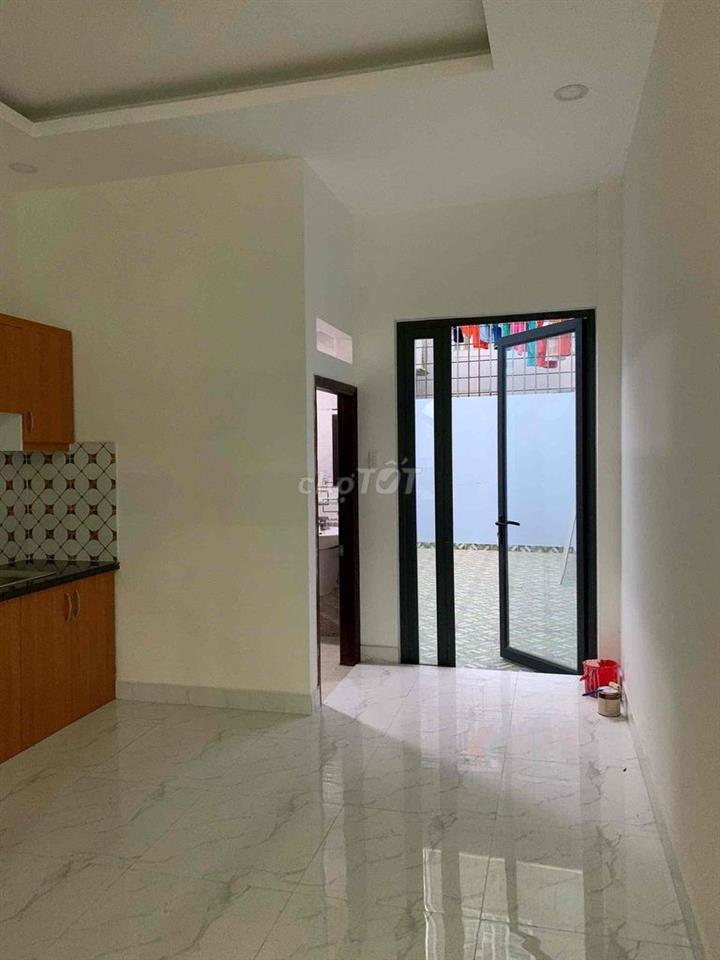 Nhà đẹp cần bán, khu thoáng mát gần bờ sông và không ngập
