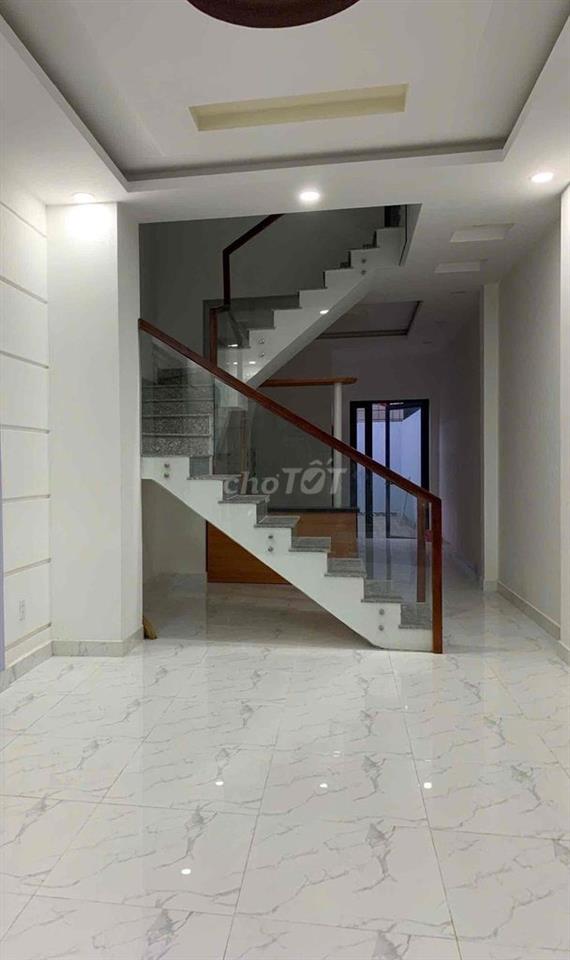 Nhà đẹp cần bán, khu thoáng mát gần bờ sông và không ngập