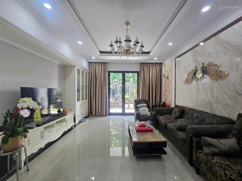 Ngay chợ tân hương hẻm xe hơi thông trung tâm phường tân quý tân phú dt 52m2 5 tầng btct