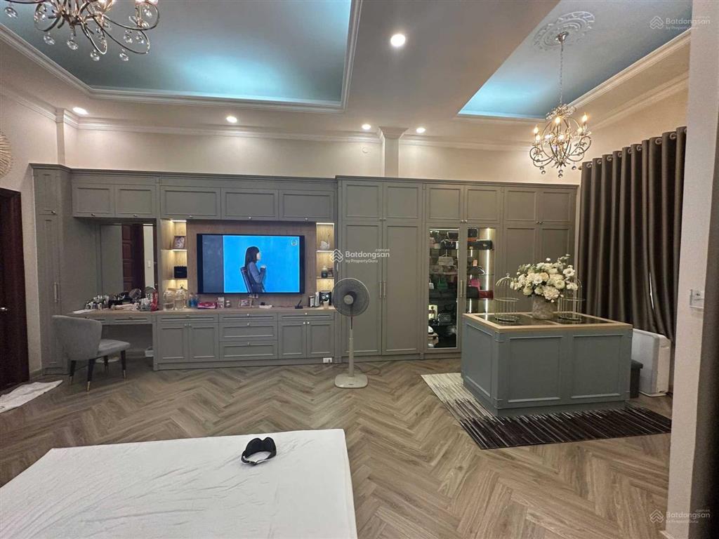 Bán biệt thự gần khu 283 cách mạng tháng tám, ngay vòng xoay ngã 6 dân chủ, quận 3 (cũ). dt 7x20m