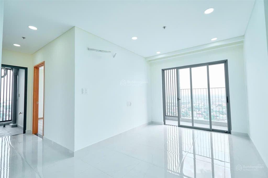 Bán căn 2pn tầng cao view đẹp hướng nam mát mẻ sổ sẵn