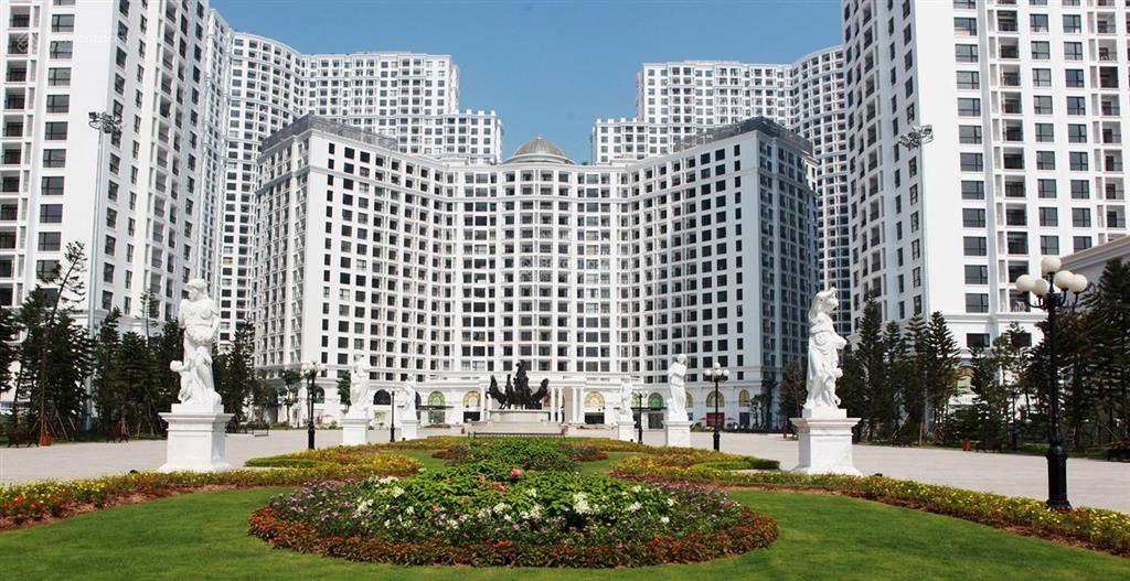Royal city  căn hiếm view bể bơi2pn2vsban công đông nam