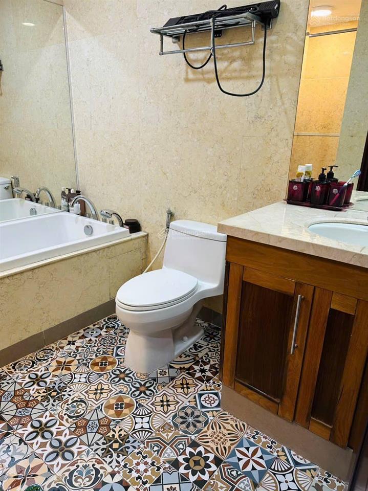 Royal city  căn hiếm view bể bơi2pn2vsban công đông nam