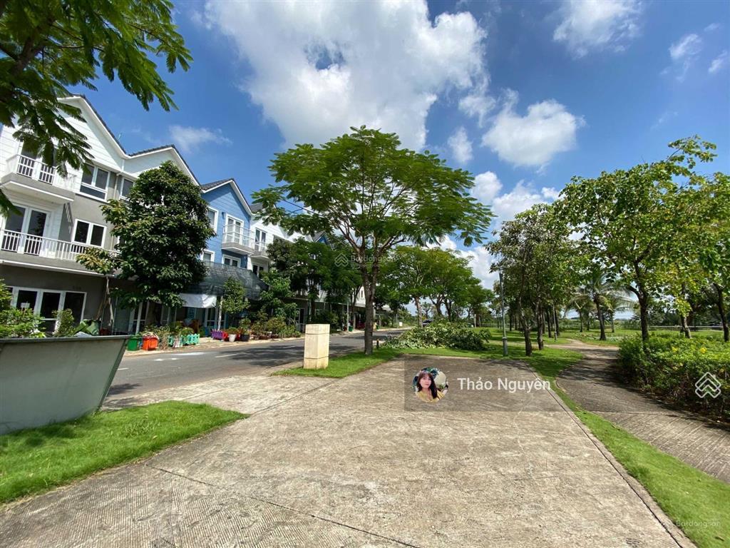 Chính chủ bán gấp nhà phố 9,5 tỷ vào ở, giá tham khảo tốt trong khu vực 2 tỷ  0979 940 *** xem nhé