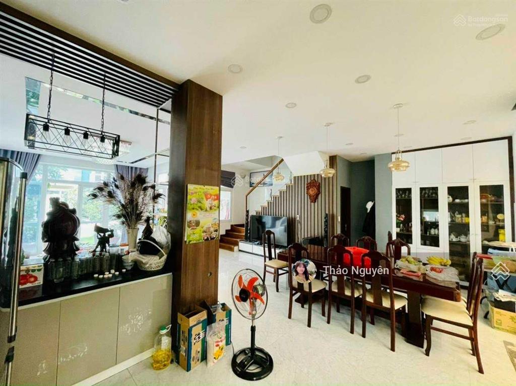 Chính chủ kẹt tiền bán gấp nhà phố 10,3 tỷ full nội thất cao cấp đẹp.  0979 940 *** thảo nguyên