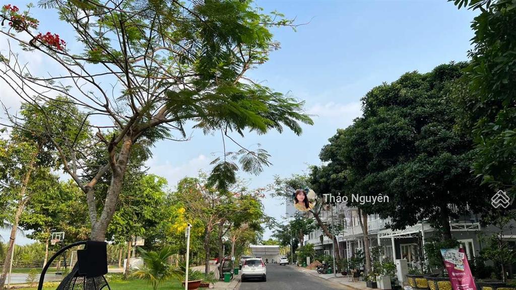 Chính chủ kẹt tiền bán gấp nhà phố 10,3 tỷ full nội thất cao cấp đẹp.  0979 940 *** thảo nguyên