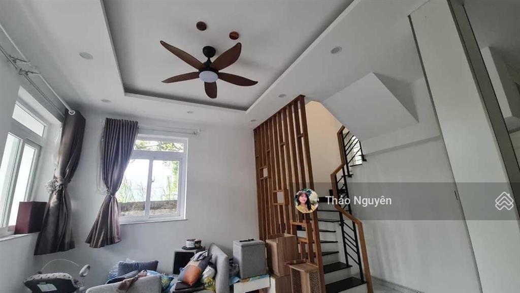 Chính chủ kẹt tiền bán gấp nhà phố 10,3 tỷ full nội thất cao cấp đẹp.  0979 940 *** thảo nguyên