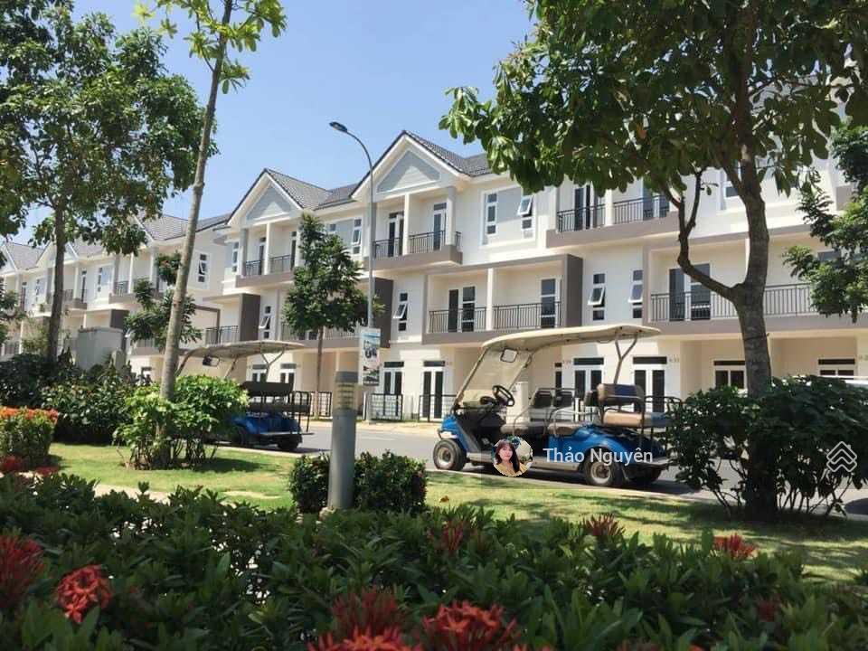 Chính chủ kẹt tiền bán gấp nhà phố 10,3 tỷ full nội thất cao cấp đẹp.  0979 940 *** thảo nguyên