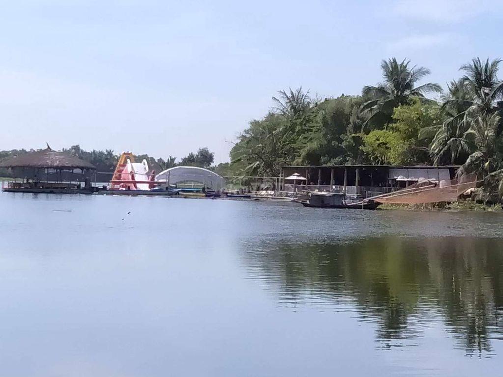nhà gỗ cổ mặt tiền sông gần KDL sinh thái Tre Việt cực Chiu,thoáng mát