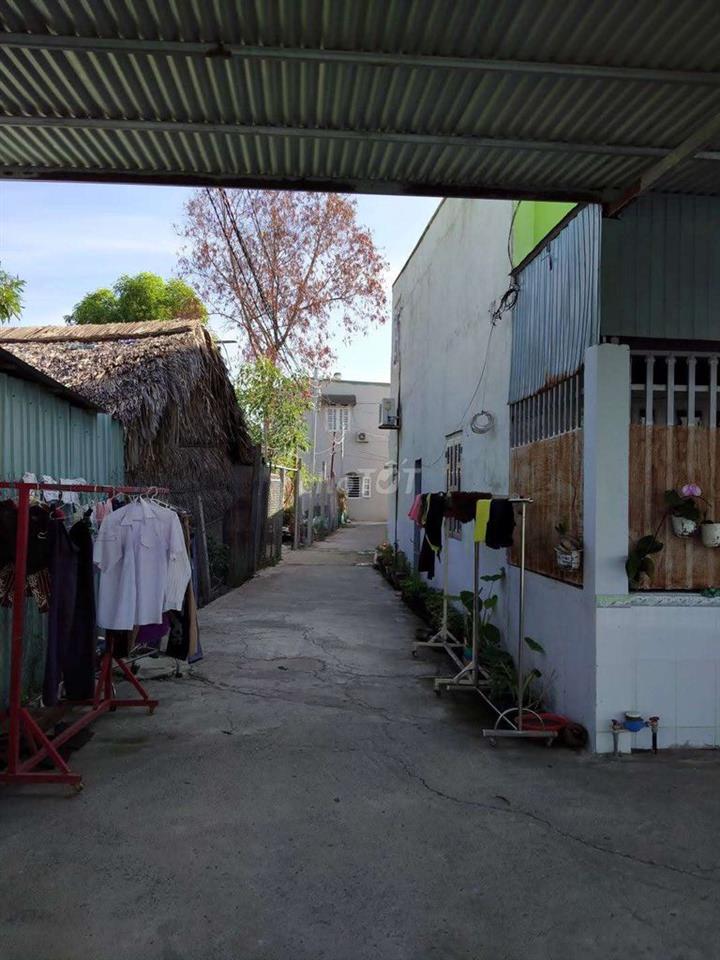 nhà gỗ cổ mặt tiền sông gần KDL sinh thái Tre Việt cực Chiu,thoáng mát