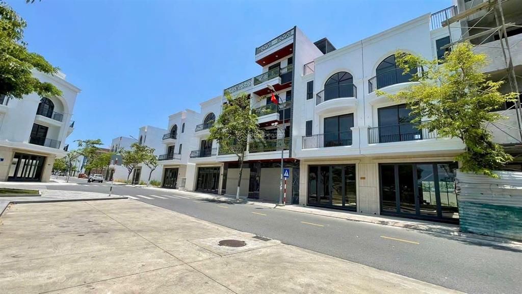 Bán gấp 100m2 mặt tiền đường võ văn kiệt (a1) rộng 43m, xây dựng 5 tầng, không ép tiến độ, giá tốt.