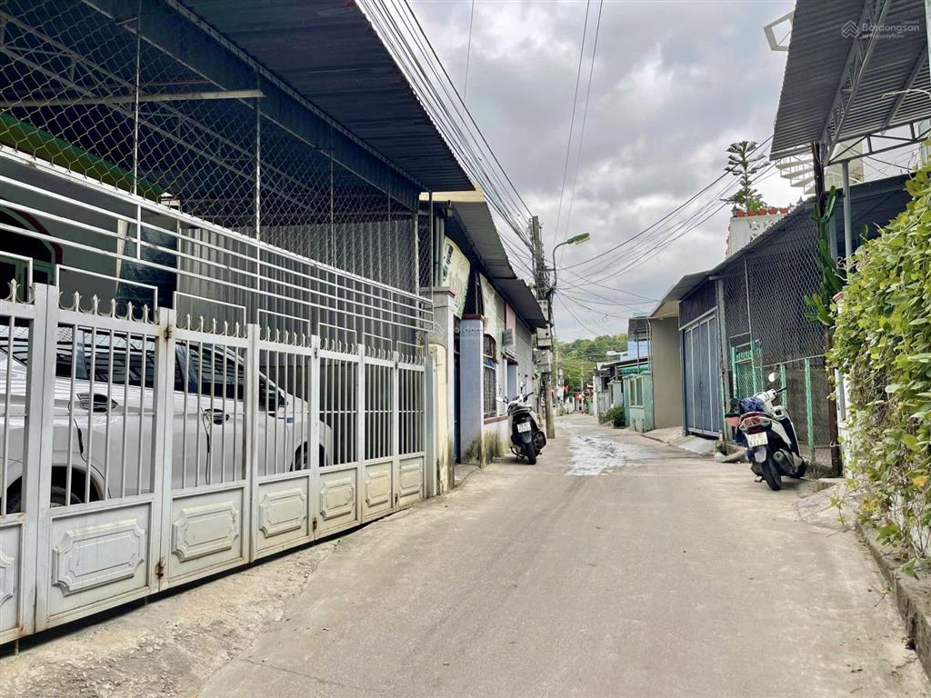 Bán nhà 2 tầng đường rộng 5m cách biển 2km, giá 4 tỷ 500 triệu