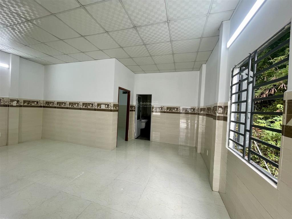 Bán nhà 2 tầng đường rộng 5m cách biển 2km, giá 4 tỷ 500 triệu