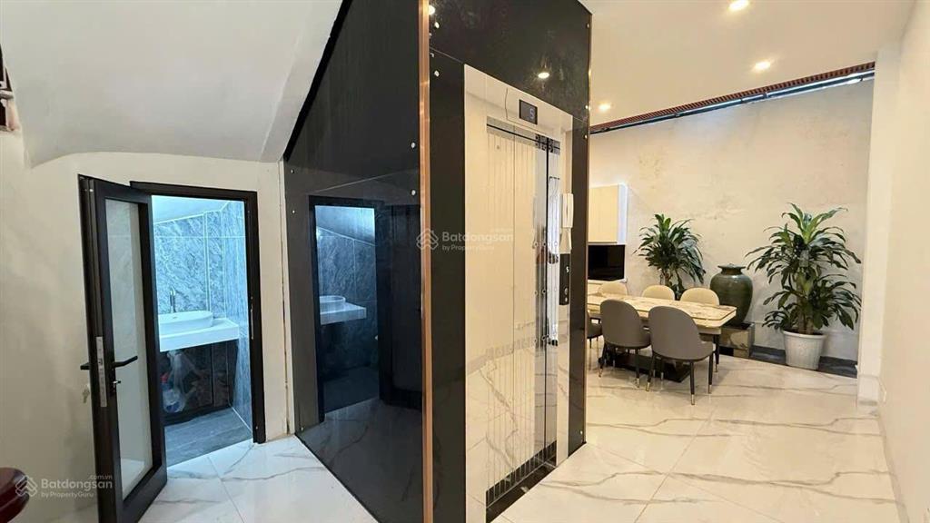 Bán căn nhà đẹp dân xây phố vũ đức thận ngay big c long biên 76m2 5 tầng 22 tỷ có thương lượng