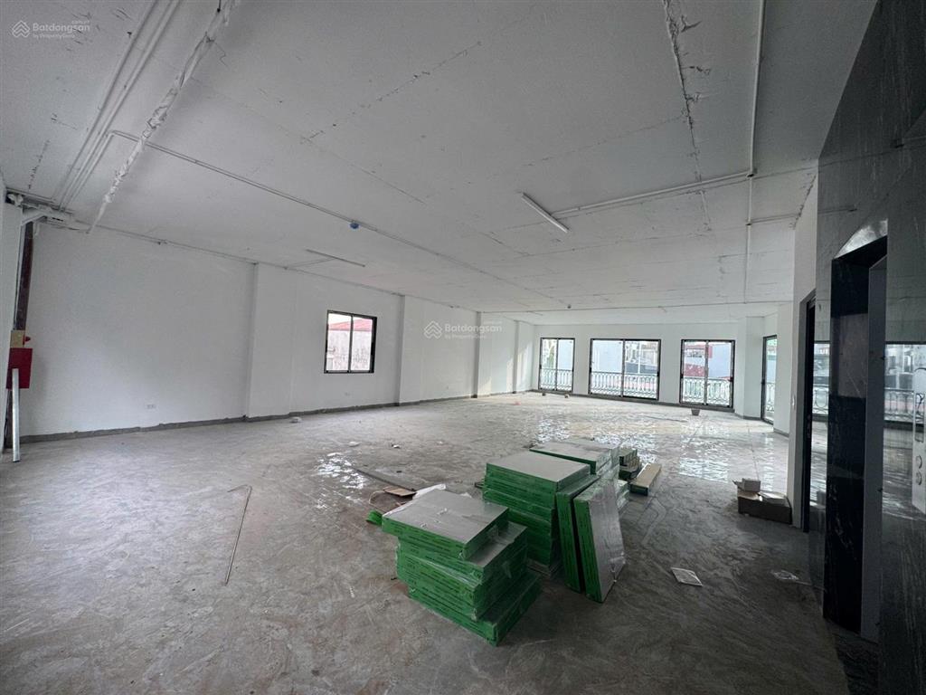 Cho thuê tòa nhà văn phòng mặt phố hồng tiến 200 m mặt tiền 9 m 8 tầng giá thuê 210 tr