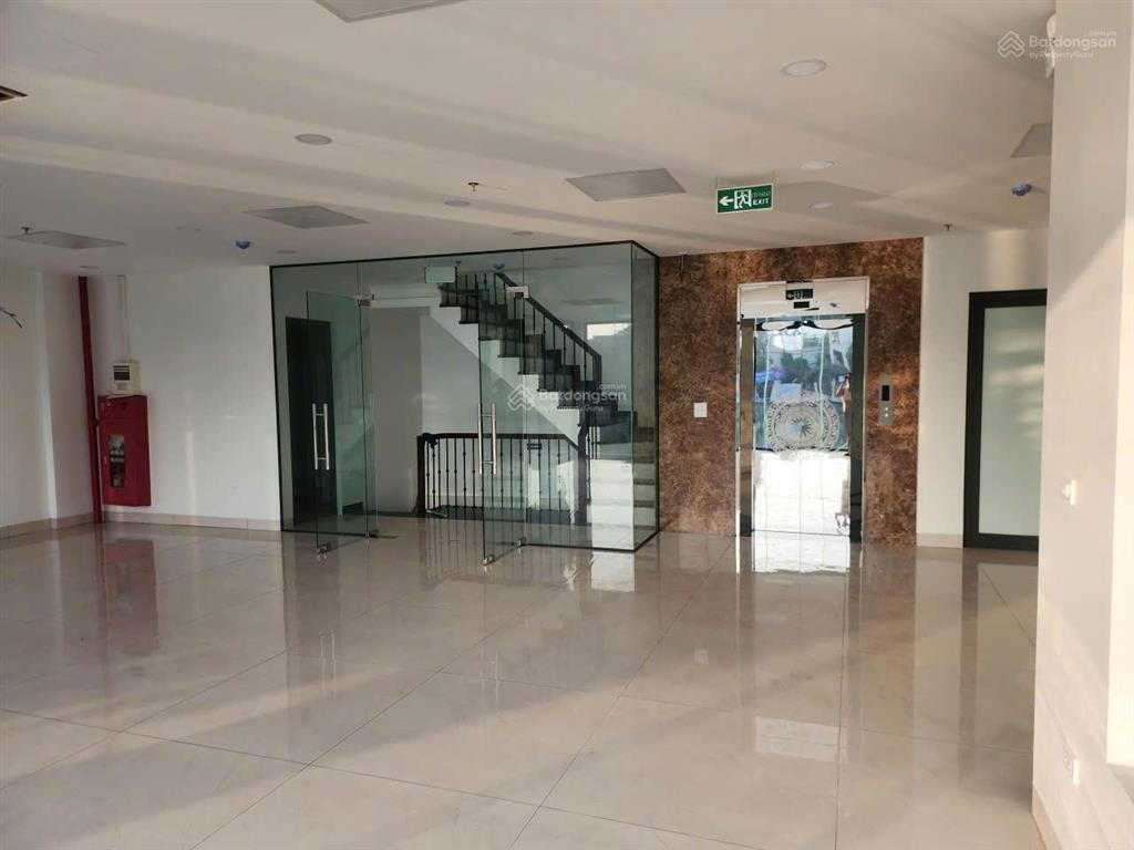 Cho thuê tòa nhà tại mặt hồ bồ đề 138m2, 8 tầng thang máy mặt tiền 12m giá thuê 75tr/ tháng