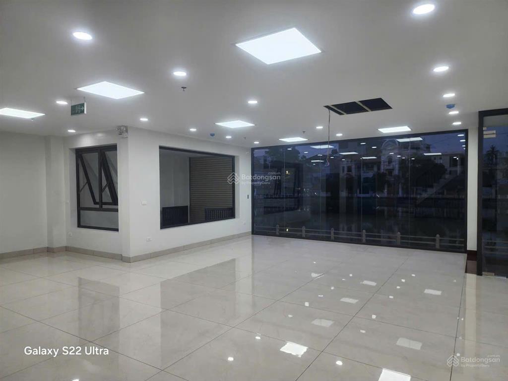 Cho thuê tòa nhà tại mặt hồ bồ đề 138m2, 8 tầng thang máy mặt tiền 12m giá thuê 75tr/ tháng