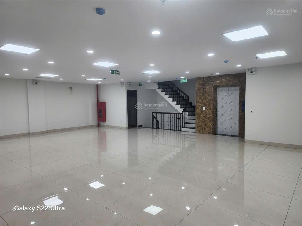 Cho thuê tòa nhà tại mặt hồ bồ đề 138m2, 8 tầng thang máy mặt tiền 12m giá thuê 75tr/ tháng
