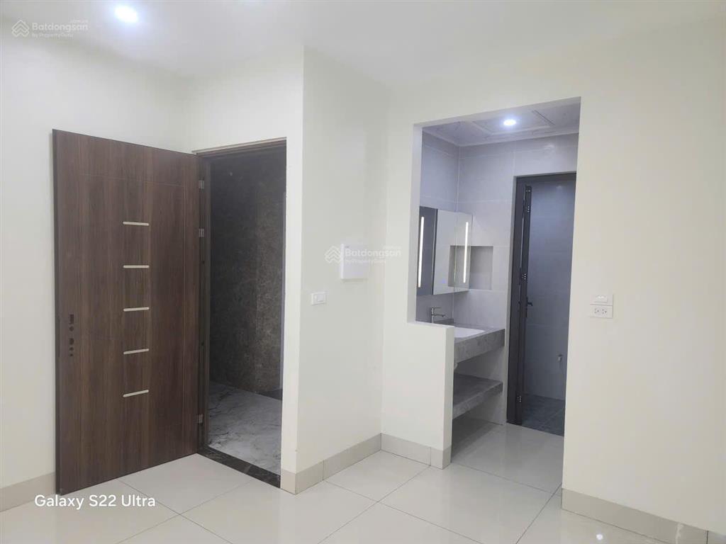 Cho thuê tòa nhà tại mặt hồ bồ đề 138m2, 8 tầng thang máy mặt tiền 12m giá thuê 75tr/ tháng