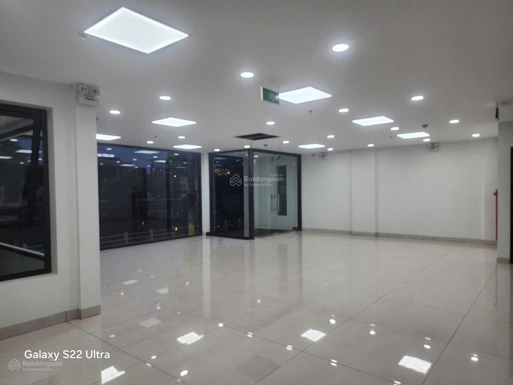 Cho thuê tòa nhà tại mặt hồ bồ đề 138m2, 8 tầng thang máy mặt tiền 12m giá thuê 75tr/ tháng