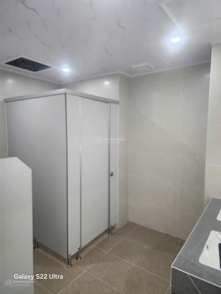 Cho thuê tòa nhà tại mặt hồ bồ đề 138m2, 8 tầng thang máy mặt tiền 12m giá thuê 75tr/ tháng