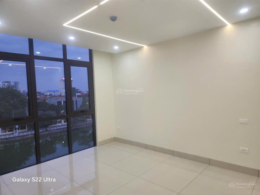 Cho thuê tòa nhà tại mặt hồ bồ đề 138m2, 8 tầng thang máy mặt tiền 12m giá thuê 75tr/ tháng
