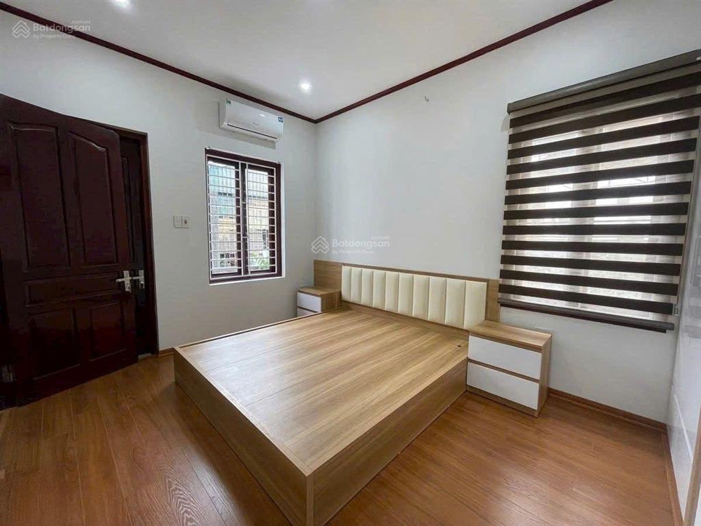 Chủ cần tiền giảm giá sốc 60m2 thang máy nguyễn văn cừ full nội thất 11,8 tỷ còn thương lượng