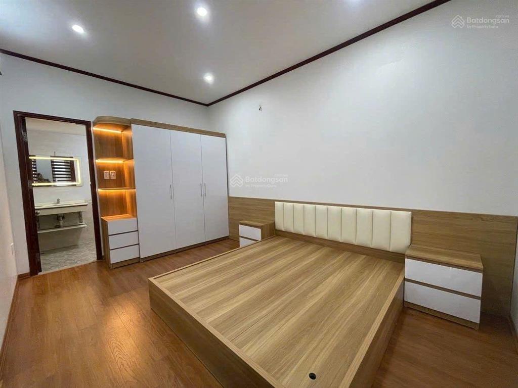 Chủ cần tiền giảm giá sốc 60m2 thang máy nguyễn văn cừ full nội thất 11,8 tỷ còn thương lượng