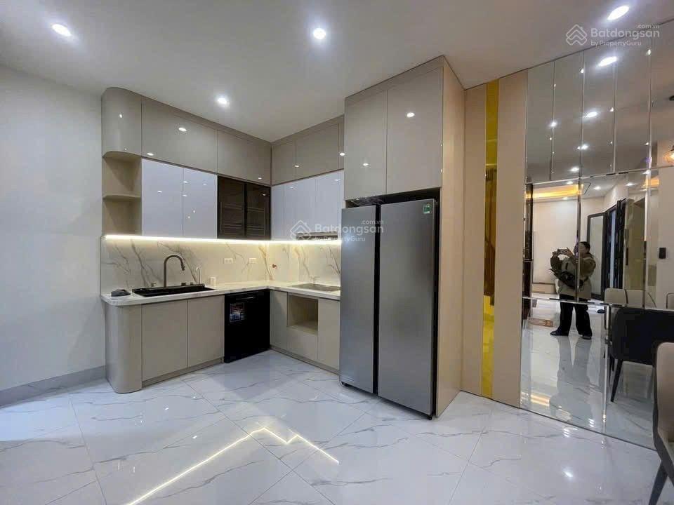 Chủ cần tiền giảm giá sốc 60m2 thang máy nguyễn văn cừ full nội thất 11,8 tỷ còn thương lượng