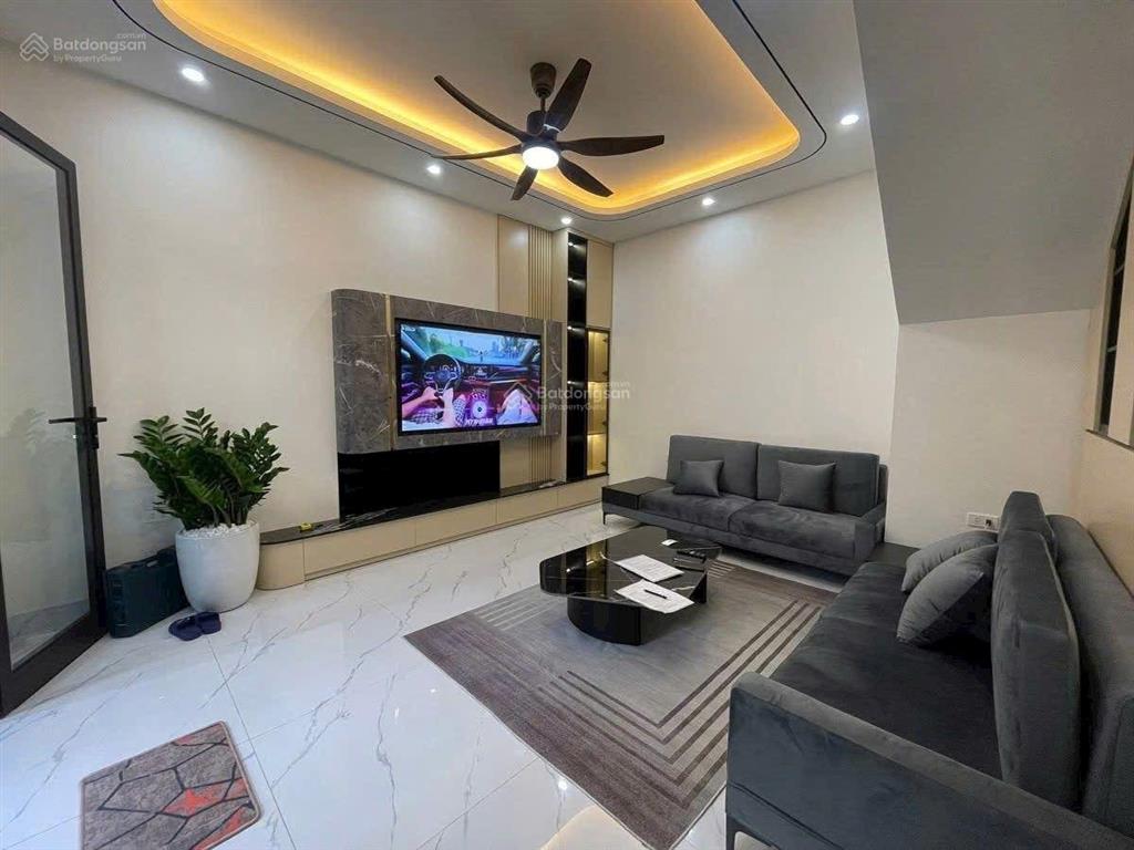 Chủ cần tiền giảm giá sốc 60m2 thang máy nguyễn văn cừ full nội thất 11,8 tỷ còn thương lượng