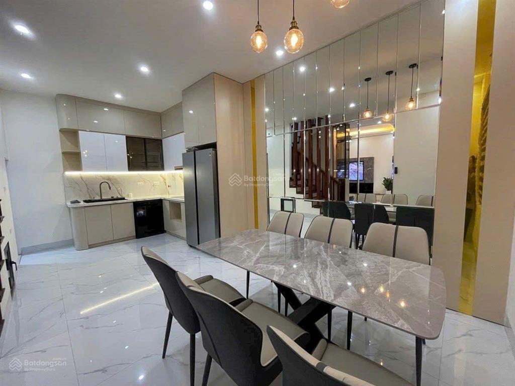 Chủ cần tiền giảm giá sốc 60m2 thang máy nguyễn văn cừ full nội thất 11,8 tỷ còn thương lượng