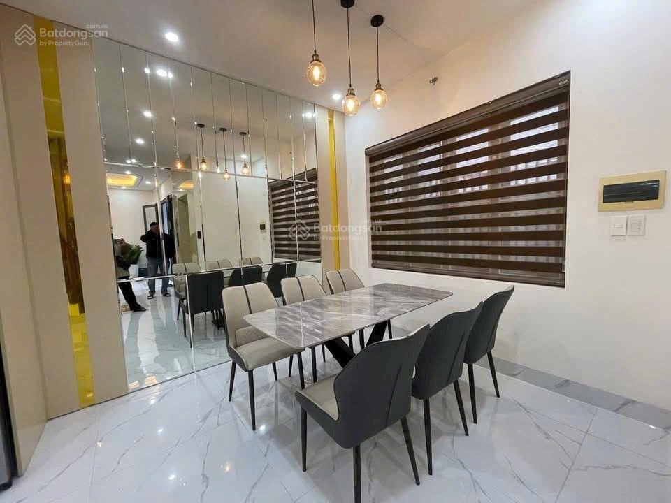 Chủ cần tiền giảm giá sốc 60m2 thang máy nguyễn văn cừ full nội thất 11,8 tỷ còn thương lượng