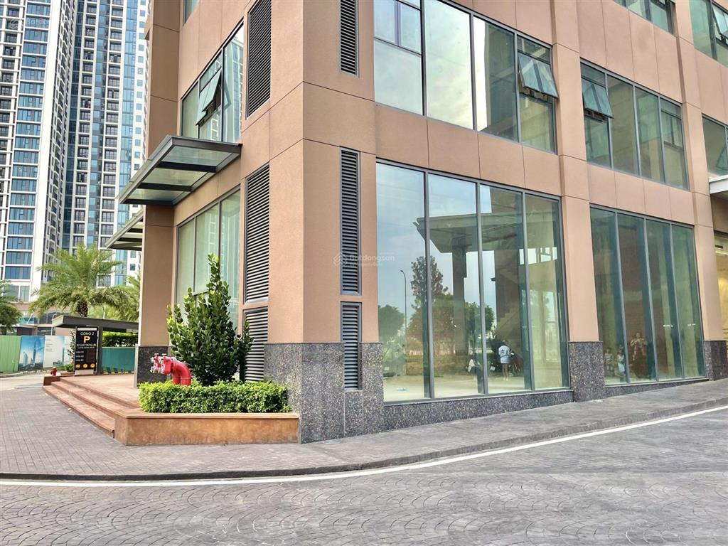 Cho thuê mặt bằng shophouse eco green q7. dt 200m2.  0888 887 ***