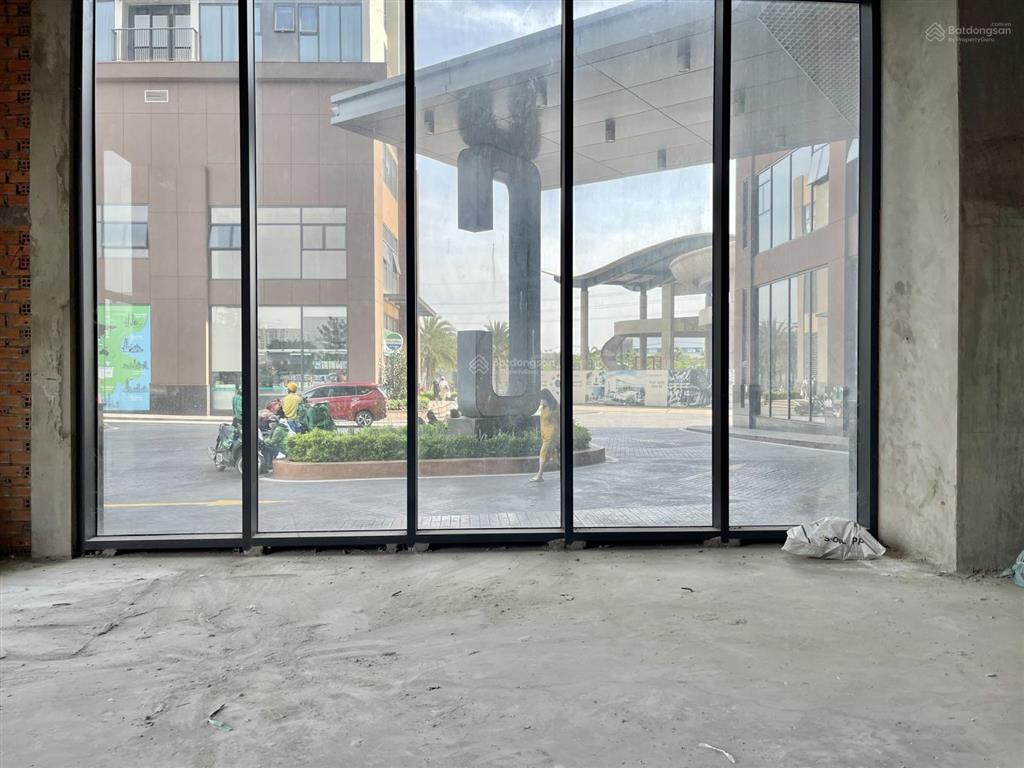 Cho thuê mặt bằng shophouse eco green q7. dt 200m2.  0888 887 ***